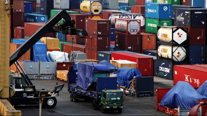 Aktivitas bongkar muat peti kemas di Pelabuhan Tanjung Priok, Jakarta, Selasa (25/9/2012). Pengamat Ekonomi dari Standard Chartered Bank mengatakan perekonomian dunia akan mengalami kenaikan pada level 3,2%. Pertumbuhan tersebut akan berdampak pada impor dan ekspor Indonesia pada tahun 2013.