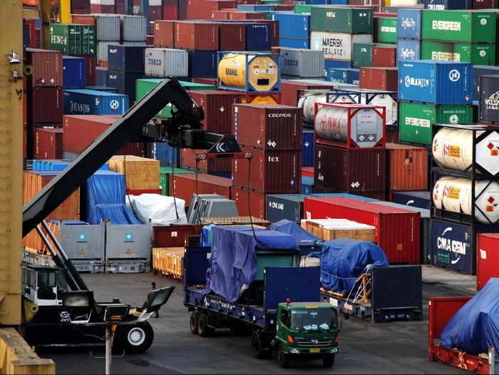 Aktivitas bongkar muat peti kemas di Pelabuhan Tanjung Priok, Jakarta, Selasa (25/9/2012). Pengamat Ekonomi dari Standard Chartered Bank mengatakan perekonomian dunia akan mengalami kenaikan pada level 3,2%. Pertumbuhan tersebut akan berdampak pada impor dan ekspor Indonesia pada tahun 2013.