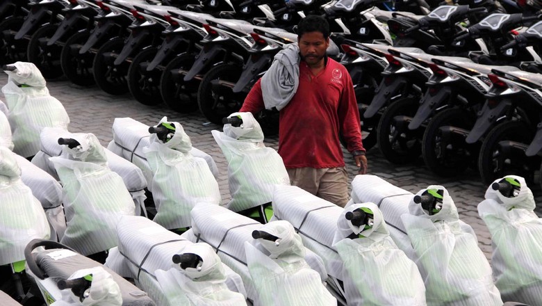 AISI Targetkan Kenaikan Penjualan Sepeda Motor Asosiasi Industri Sepeda Motor Indonesia (AISI) menargetkan pertumbuhan penjualan sepeda motor sampai akhir tahun 2012 naik 10-12% dari tahun 2011 atau sekitar 8,3 juta unit. Berdasarkan catatan AISI, total penjualan sepeda motor di Indonesia tahun 2011 mencapai 8.012.540 unit.