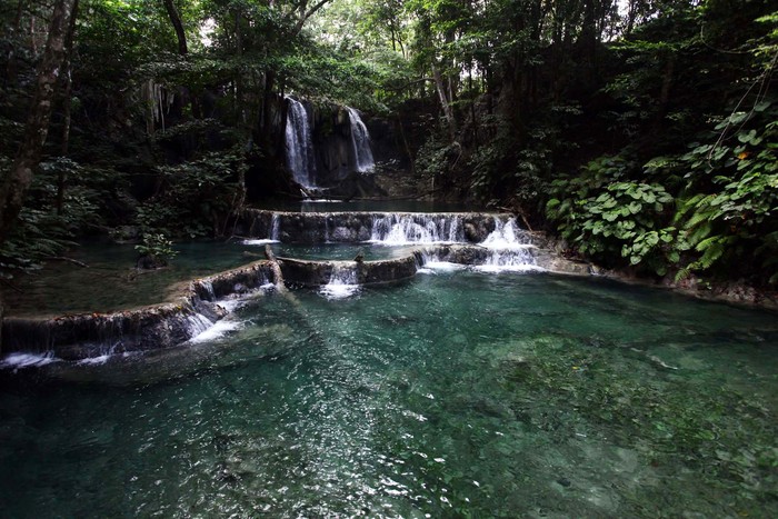 Pulau Moyo yang terletak di Kabupaten Sumbawa di Provinsi Nusa Tenggara Barat tidak hanya menawarkan keindahan wisata bahari. Pulau ini menawarkan keindahan surga di dalam hutan yang asri yaitu sebuah air terjun yang indah bernama Air Terjun Mata Jitu.