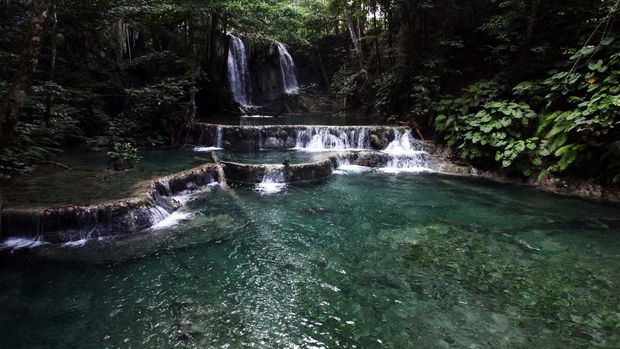 Pulau Moyo yang terletak di Kabupaten Sumbawa di Provinsi Nusa Tenggara Barat tidak hanya menawarkan keindahan wisata bahari. Pulau ini menawarkan keindahan surga di dalam hutan yang asri yaitu sebuah air terjun yang indah bernama Air Terjun Mata Jitu.