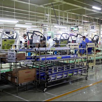 Usai diresmikan oleh Menteri Perindustrian MS Hidayat, pabrik Toyota Plant 2 di Karawang Jawa Barat, langsung menjalankan aktivitasnya. Di sinilah mobil terbaru Toyota Etios Valco diproduksi dan dihasilkan.