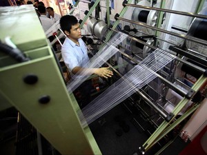 Gawat! Bahan Baku Tekstil & Farmasi Cuma Cukup Sampai April