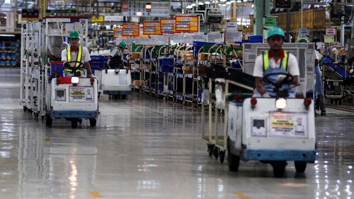 PT Toyota Motor Manufacturing Indonesia menargetkan memproduksi 150.000 unit mobil Innova dan Fortuner di tahun 2012. Selain pasar domestik kendaraan yang diproduksi juga diekpor ke 28 negara. Yuk, kita intip proses perakitan mobil di pabrik yang terletak di Karawang tersebut.