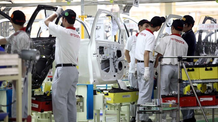 Usai diresmikan oleh Menteri Perindustrian MS Hidayat, pabrik Toyota Plant 2 di Karawang Jawa Barat, langsung menjalankan aktivitasnya. Di sinilah mobil terbaru Toyota Etios Valco diproduksi dan dihasilkan.