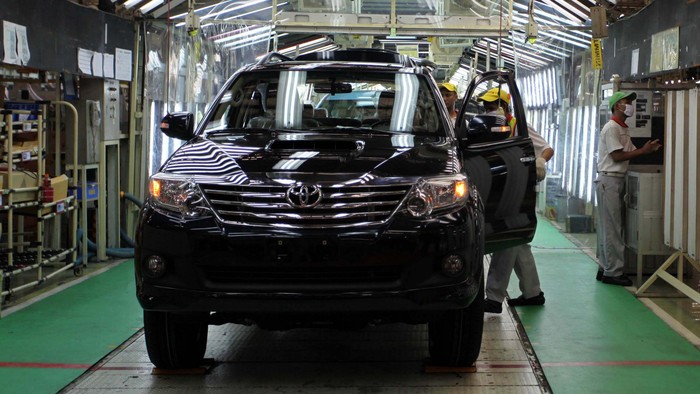 PT Toyota Motor Manufacturing Indonesia menargetkan memproduksi 150.000 unit mobil Innova dan Fortuner di tahun 2012. Selain pasar domestik kendaraan yang diproduksi juga diekpor ke 28 negara. Yuk, kita intip proses perakitan mobil di pabrik yang terletak di Karawang tersebut.