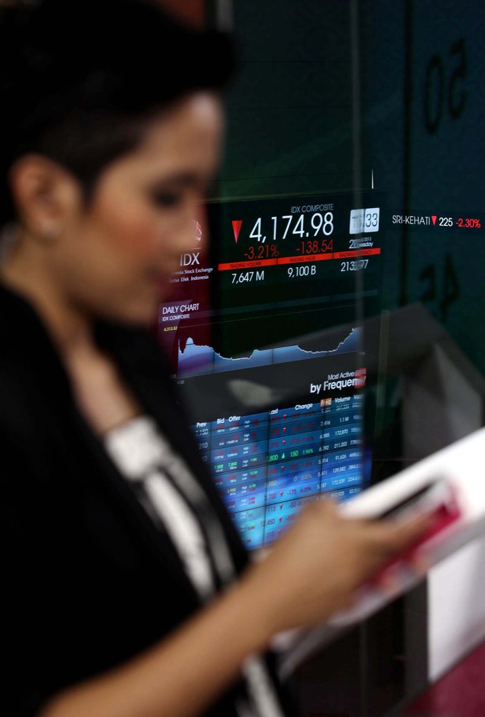 Seharian Hijau, IHSG Ditutup Melemah ke 4.867