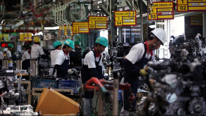 PT Toyota Motor Manufacturing Indonesia menargetkan memproduksi 150.000 unit mobil Innova dan Fortuner di tahun 2012. Selain pasar domestik kendaraan yang diproduksi juga diekpor ke 28 negara. Yuk, kita intip proses perakitan mobil di pabrik yang terletak di Karawang tersebut.