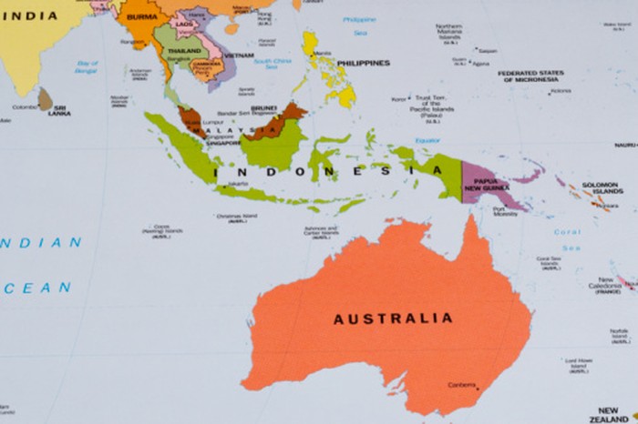 Indonesia dan Australia adalah dua negara besar yang saling bertetangga, namun hubungan keduanya seringkali diwarnai perselisihan diplomatik akibat beberapa masalah seperti pencari suaka dan penyadapan telpon pejabat tinggi Indonesia.