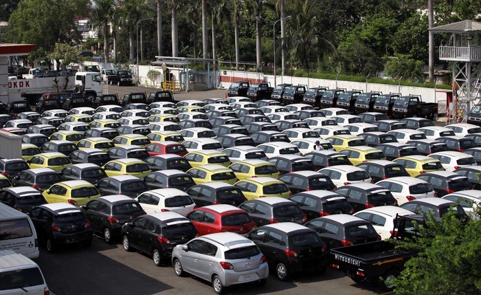 Penjualan mobil di Indonesia pada kuartal-1 tahun 2013 tembus diangka 300.000 unit. Toyota tetap jadi produsen terlaris di Indonesia.