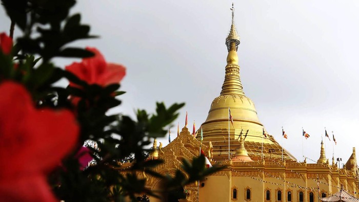 Pagoda Taman Alam Lumbini terletak di Desa Tongkoh, Kabupaten Karo, Sumatera Utara, Selasa (27/8/2013). Hawa sejuk berkabut di kaki Gunung Sibayak, menyambut wisatawan di areal taman seluas 30 hektar itu.