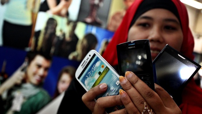 Pasar handphone Indonesia terus dibanjiri telepon selular asal luar negeri. Bahkan impor telepon seluler angkanya naik selama Januari hingga Mei sebesar 22,2%. Menperin MS Hidayat berambisi menarik perusahaan pembuat komponen HP tersebut untuk membangun pabrik di Indonesia.