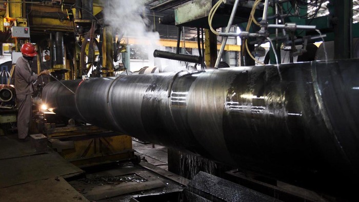 PT Krakatau Steel (persero) Tbk kembali membangun pabrik pipa baja untuk anak perusahaannya, PT Krakatau Hoogoven Indonesia di Cilegon. Total Investasinya mencapai Rp 335,6 miliar dengan target� kapasitas produksi 150.000 ton per-tahun. Yuk, kita lihat proses produksi pipa baja di pabrik tersebut.