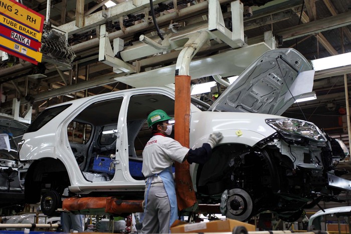 PT Toyota Motor Manufacturing Indonesia menargetkan memproduksi 150.000 unit mobil Innova dan Fortuner di tahun 2012. Selain pasar domestik kendaraan yang diproduksi juga diekpor ke 28 negara. Yuk, kita intip proses perakitan mobil di pabrik yang terletak di Karawang tersebut.