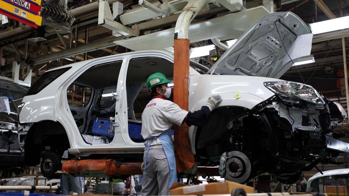 PT Toyota Motor Manufacturing Indonesia menargetkan memproduksi 150.000 unit mobil Innova dan Fortuner di tahun 2012. Selain pasar domestik kendaraan yang diproduksi juga diekpor ke 28 negara. Yuk, kita intip proses perakitan mobil di pabrik yang terletak di Karawang tersebut.