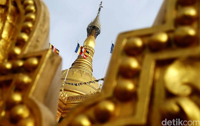 Pagoda Taman Alam Lumbini terletak di Desa Tongkoh, Kabupaten Karo, Sumatera Utara, Selasa (27/8/2013). Hawa sejuk berkabut di kaki Gunung Sibayak, menyambut wisatawan di areal taman seluas 30 hektar itu.