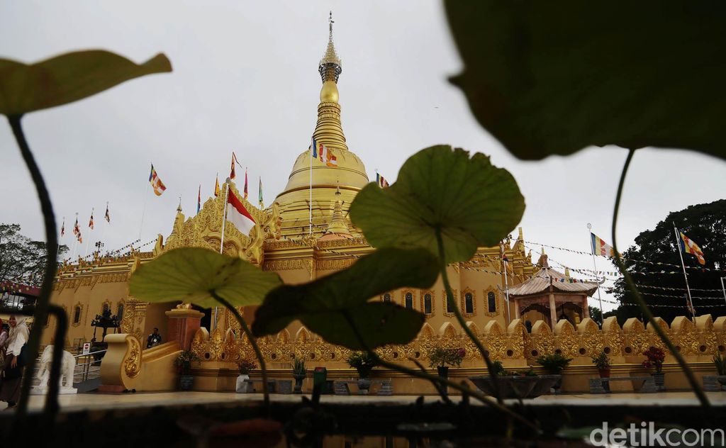 Pagoda Taman Alam Lumbini terletak di Desa Tongkoh, Kabupaten Karo, Sumatera Utara, Selasa (27/8/2013). Hawa sejuk berkabut di kaki Gunung Sibayak, menyambut wisatawan di areal taman seluas 30 hektar itu.