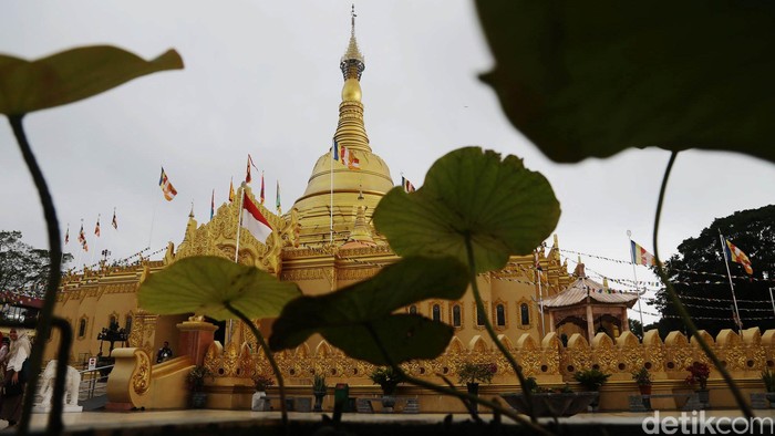 Pagoda Taman Alam Lumbini terletak di Desa Tongkoh, Kabupaten Karo, Sumatera Utara, Selasa (27/8/2013). Hawa sejuk berkabut di kaki Gunung Sibayak, menyambut wisatawan di areal taman seluas 30 hektar itu.