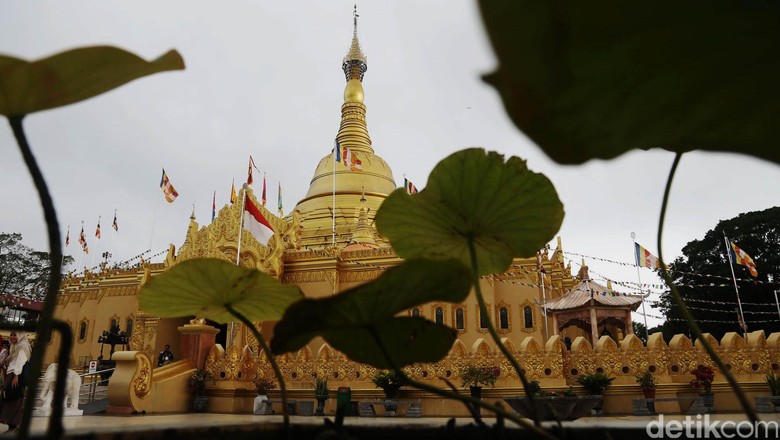 Cantiknya Pagoda di Brastagi Pagoda Taman Alam Lumbini terletak di Desa Tongkoh, Kabupaten Karo, Sumatera Utara, Selasa (27/8/2013). Hawa sejuk berkabut di kaki Gunung Sibayak, menyambut wisatawan di areal taman seluas 30 hektar itu.