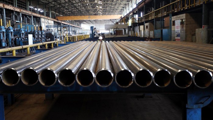 Pipa Baja Krakatau Steel Diproduksi PT Krakatau Steel (persero) Tbk kembali membangun pabrik pipa baja untuk anak perusahaannya, PT Krakatau Hoogoven Indonesia di Cilegon. Total Investasinya mencapai Rp 335,6 miliar dengan target� kapasitas produksi 150.000 ton per-tahun. Yuk, kita lihat proses produksi pipa baja di pabrik tersebut.