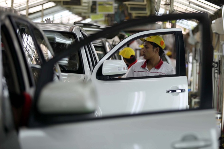 Pabrik Perakitan Mobil Fortuner dan Innova PT Toyota Motor Manufacturing Indonesia menargetkan memproduksi 150.000 unit mobil Innova dan Fortuner di tahun 2012. Selain pasar domestik kendaraan yang diproduksi juga diekpor ke 28 negara. Yuk, kita intip proses perakitan mobil di pabrik yang terletak di Karawang tersebut.
