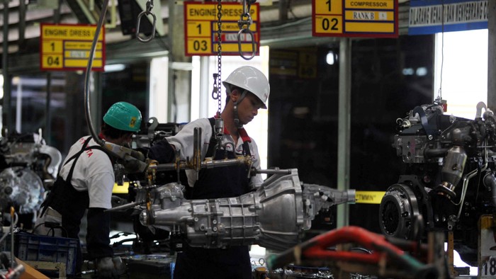 PT Toyota Motor Manufacturing Indonesia menargetkan memproduksi 150.000 unit mobil Innova dan Fortuner di tahun 2012. Selain pasar domestik kendaraan yang diproduksi juga diekpor ke 28 negara. Yuk, kita intip proses perakitan mobil di pabrik yang terletak di Karawang tersebut.