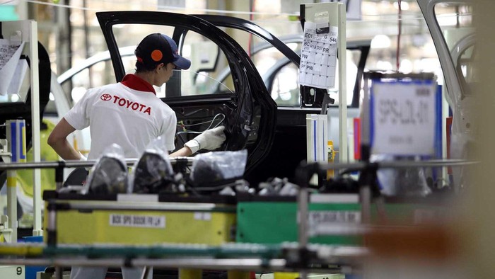 Usai diresmikan oleh Menteri Perindustrian MS Hidayat, pabrik Toyota Plant 2 di Karawang Jawa Barat, langsung menjalankan aktivitasnya. Di sinilah mobil terbaru Toyota Etios Valco diproduksi dan dihasilkan.