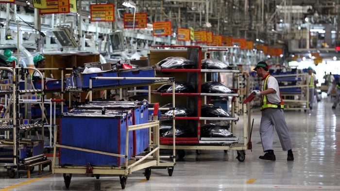 PT Toyota Motor Manufacturing Indonesia menargetkan memproduksi 150.000 unit mobil Innova dan Fortuner di tahun 2012. Selain pasar domestik kendaraan yang diproduksi juga diekpor ke 28 negara. Yuk, kita intip proses perakitan mobil di pabrik yang terletak di Karawang tersebut.