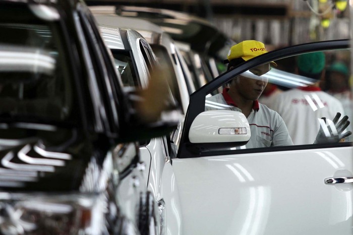 PT Toyota Motor Manufacturing Indonesia menargetkan memproduksi 150.000 unit mobil Innova dan Fortuner di tahun 2012. Selain pasar domestik kendaraan yang diproduksi juga diekpor ke 28 negara. Yuk, kita intip proses perakitan mobil di pabrik yang terletak di Karawang tersebut.