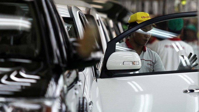 PT Toyota Motor Manufacturing Indonesia menargetkan memproduksi 150.000 unit mobil Innova dan Fortuner di tahun 2012. Selain pasar domestik kendaraan yang diproduksi juga diekpor ke 28 negara. Yuk, kita intip proses perakitan mobil di pabrik yang terletak di Karawang tersebut.