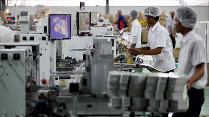 PT Dwi Aneka Jaya Kemasindo (DAJK) memproduksi beragam kemasan untuk beberapa produk jadi di Indonesia. Yuk, kita lihat proses pembuatan kemasan tersebut.