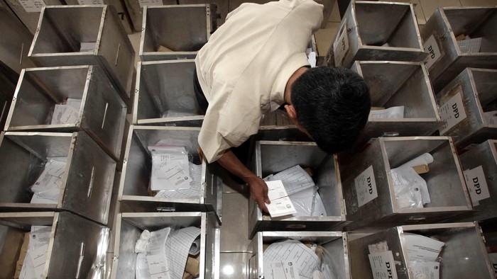 Pemilihan umum 2014 akan digelar esok hari. Hari ini, sejumlah petugas PPS mulai menyiapkan logistik pemilu untuk didistribusikan ke TPS-TPS.