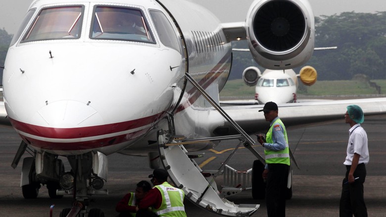 Pesawat Jet Pribadi Pesawat jet pribadi parkir di Bandara Halim Perdanakusuma, Jakarta. Pesawat jet pribadi menjadi lahan bisnis yang cukup signifikan, Pesawat pribadi diyakini dapat meningkatkan mobilitas dan menghemat waktu pengusaha dan ekspatriat.