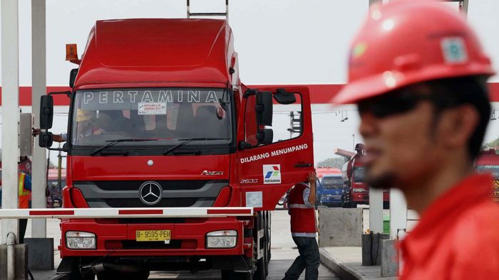 Terminal BBM Pertamina Plumpang Menteri ESDM Jero Wacik melakukan sidak ke terminal BBM Plumpang, Jakarta Utara, Rabu (31/7/2013). Menurutnya, stok BBM dan elpiji saat arus mudik dan balik Lebaran dalam posisi aman.