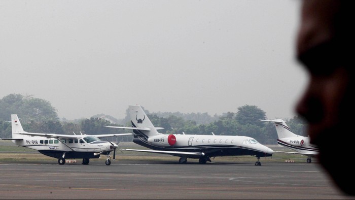Pesawat jet pribadi parkir di Bandara Halim Perdanakusuma, Jakarta. Pesawat jet pribadi menjadi lahan bisnis yang cukup signifikan, Pesawat pribadi diyakini dapat meningkatkan mobilitas dan menghemat waktu pengusaha dan ekspatriat.