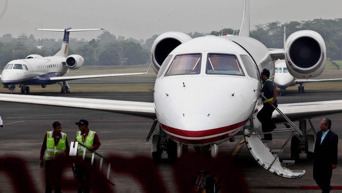 Pesawat jet pribadi parkir di Bandara Halim Perdanakusuma, Jakarta. Pesawat jet pribadi menjadi lahan bisnis yang cukup signifikan, Pesawat pribadi diyakini dapat meningkatkan mobilitas dan menghemat waktu pengusaha dan ekspatriat.