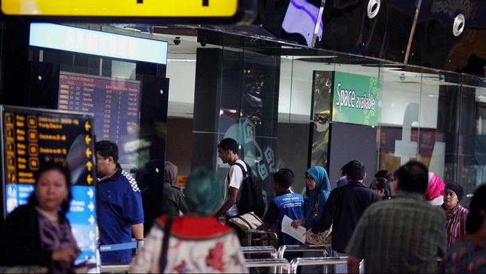 Memasuki libur panjang Paskah dan akhir pekan, suasana Bandara Internasional Soekarno-Hatta, Tangerang, Banten, Kamis (09/05) relatif normal dan tidak adanya penumpukan penumpang yang hendak liburan panjang.