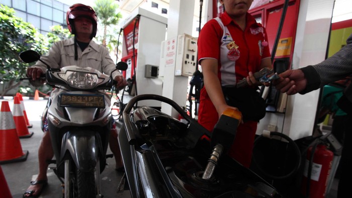 PT Pertamina (Persero) memperkirakan bahwa permintaan bahan bakar
premium akan meningkat menjelang Lebaran. Dalam perhitungannya,
peningkatan permintaan itu mencapai 14 persen dibanding hari biasa,
terkait dengan tingginya mobiltas pada musim mudik ini.