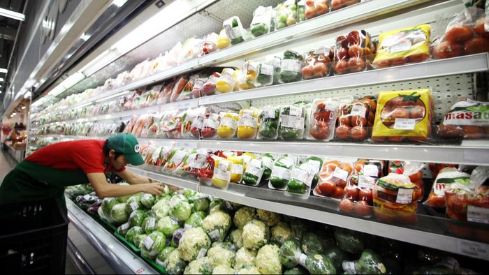 Menjelang datangnya bulan suci ramadan, harga sayur mayur dibeberapa kota di Indonesia ikut merangkak naik, menyusul dampak kenaikan harga BBM bersubsidi. Rata-rata kenaikan harga tersebut bisa mencapai hingga 30-50 persen dari harga semula.