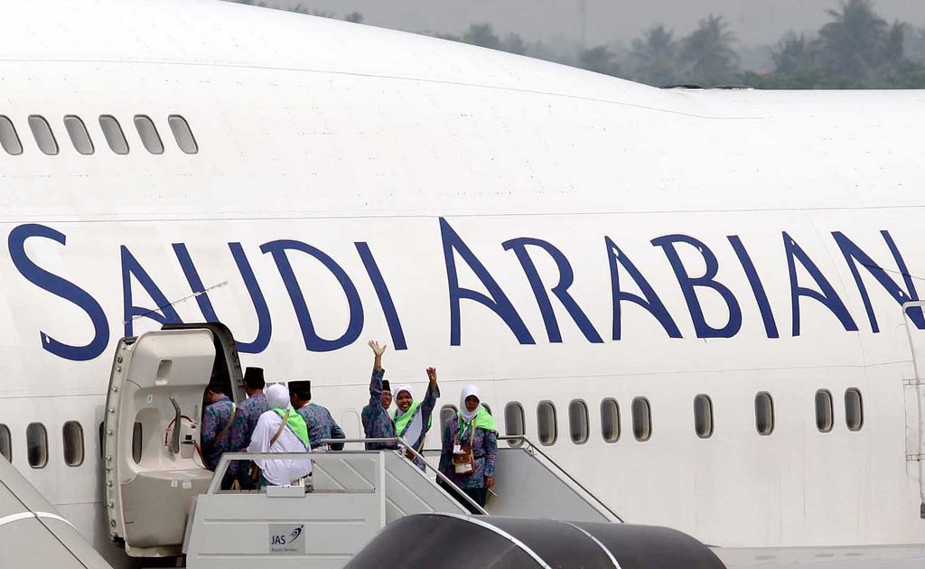 Jamaah Haji kloter pertama dari embarkasi Jakarta diterbangkan dari Bandara Internasional, Soekarno-Hatta, Cengkareng, Jumat (21/9). Sebanyak 455 orang jemaah dilepas secara langsung oleh Menteri Agama Republik Indonesia Suryadharma Ali. File detikFoto.