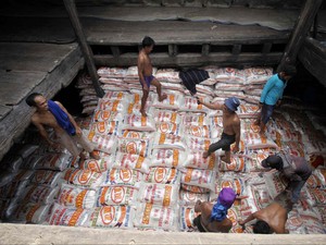 Bulan Depan Pemasok Swasta Harus Lapor ke Bulog untuk Ikut Bansos
