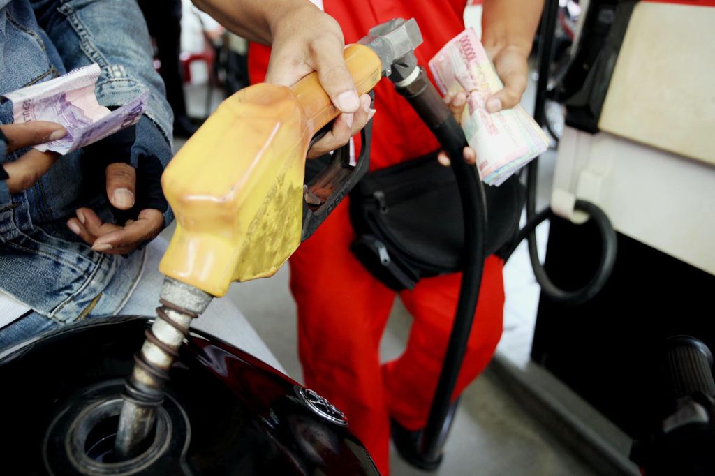 Pemerintah lagi-lagi mengungkapkan soal rencana kenaikan harga BBM subsidi pada bulan Juni 2013 mendatang. Harga bensin premium akan naik menjadi Rp 6.500/liter, dan solar harganya menjadi Rp 5.500/liter.
