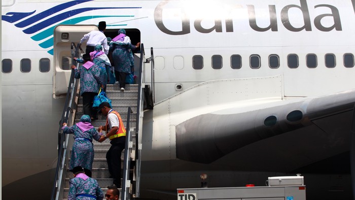 450 Jamaah Haji Diberangkatkan 450 Jamaah haji kloter pertama embarkasi Jakarta diberangkatkan ke Tanah Suci. Selain Menag Suryadharma Ali dan Dirut Garuda Indonesia Emirsyah Satar, Gubernur DKI Jakarta Joko Widodo juga hadir dalam pelepasan jamaah haji di Bandara Halim Perdanakusumah, Jakarta Timur, Selasa (10/9/2013). File detikFoto.