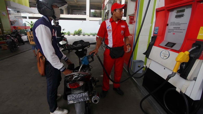 Premium Habis di SPBU Pertamina Pengendara motor terpaksa membeli Bensin Pertamax di SPBU Cikini, Jakarta Pusat, Rabu (19/6/2013). Premium di SPBU ini habis karena keterlambatan pengiriman karena maraknya aksi demonstrasi menolak kenaikan harga BBM di Jakarta. File detikFoto.