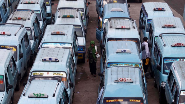 Angkutan umum menunggu penumpang di terminal Kampung Melayu, Jakarta Timur, Selasa (18/6). kenaikan Harga Bahan Bakar Minyak (BBM) dipastikan akan berimbas kepada perubahan tarif angkutan umum. File detikFoto.