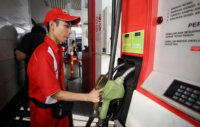 Pemerintah lagi-lagi mengungkapkan soal rencana kenaikan harga BBM subsidi pada bulan Juni 2013 mendatang. Harga bensin premium akan naik menjadi Rp 6.500/liter, dan solar harganya menjadi Rp 5.500/liter.
