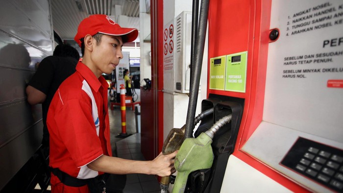 Pemerintah lagi-lagi mengungkapkan soal rencana kenaikan harga BBM subsidi pada bulan Juni 2013 mendatang. Harga bensin premium akan naik menjadi Rp 6.500/liter, dan solar harganya menjadi Rp 5.500/liter.