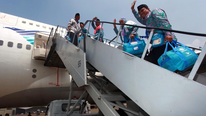 450 Jamaah haji kloter pertama embarkasi Jakarta diberangkatkan ke Tanah Suci. Selain Menag Suryadharma Ali dan Dirut Garuda Indonesia Emirsyah Satar, Gubernur DKI Jakarta Joko Widodo juga hadir dalam pelepasan jamaah haji di Bandara Halim Perdanakusumah, Jakarta Timur, Selasa (10/9/2013). File detikFoto.