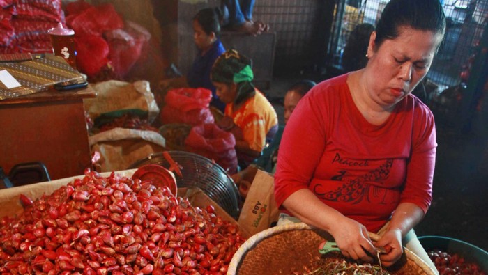 Aktivitas jual beli di pasar induk kramatjati, jakarta (14/6/2013).Harga sembilan bahan pokok (Sembako) di Pasar Tradisional mulai merangkak naik dalam sepekan terakhir menyusul rencana kenaikan harga BBM. File detikFoto.