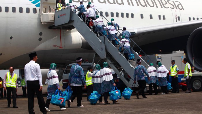450 Jamaah haji kloter pertama embarkasi Jakarta diberangkatkan ke Tanah Suci. Selain Menag Suryadharma Ali dan Dirut Garuda Indonesia Emirsyah Satar, Gubernur DKI Jakarta Joko Widodo juga hadir dalam pelepasan jamaah haji di Bandara Halim Perdanakusumah, Jakarta Timur, Selasa (10/9/2013). File detikFoto.